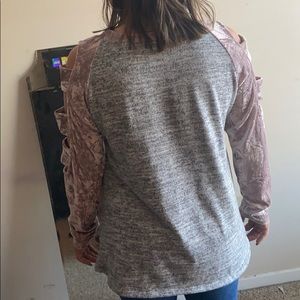 Sweater with open sleeves